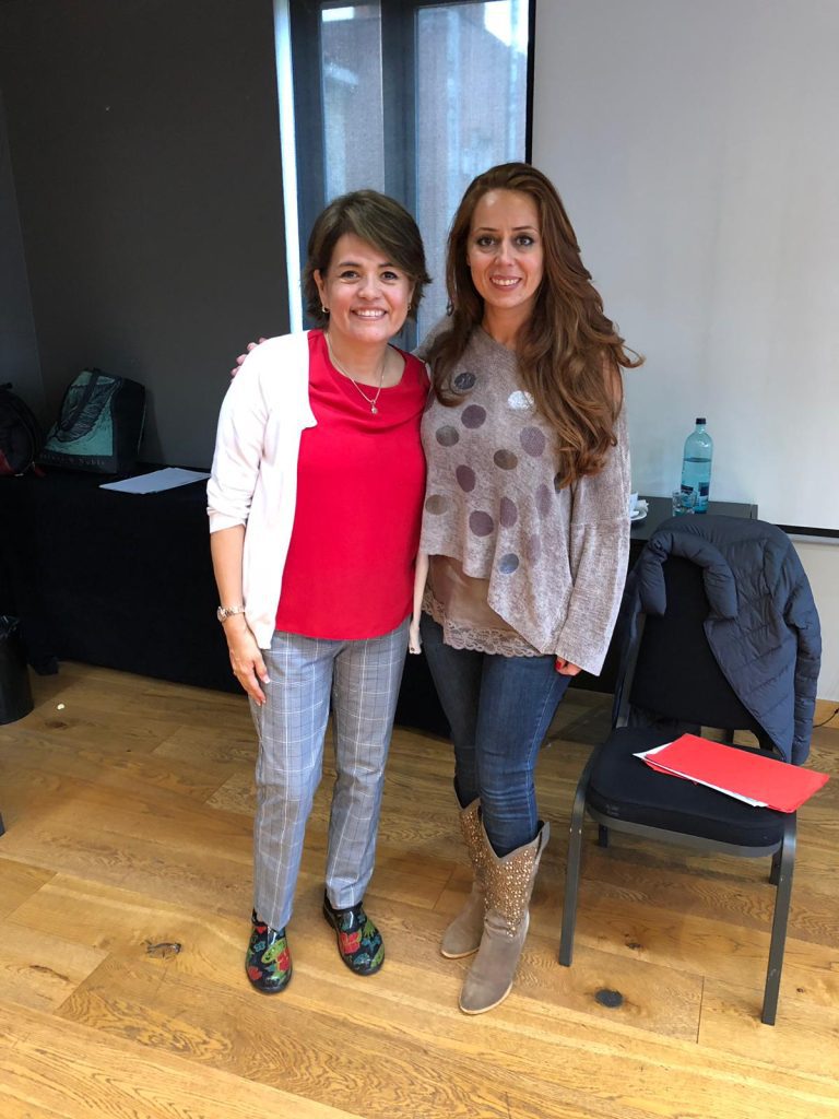 Victoria Martínez con Gina Graham